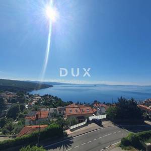 OPATIJA, CENTAR -  stan s garažom u finoj gradnji s prekrasnim pogledom na cijeli Kvarnerski zaljev