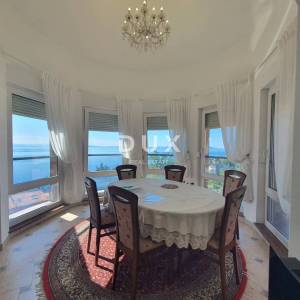 OPATIJA, CENTAR -  stan s garažom u finoj gradnji s prekrasnim pogledom na cijeli Kvarnerski zaljev