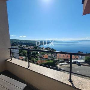 OPATIJA, CENTAR -  stan s garažom u finoj gradnji s prekrasnim pogledom na cijeli Kvarnerski zaljev