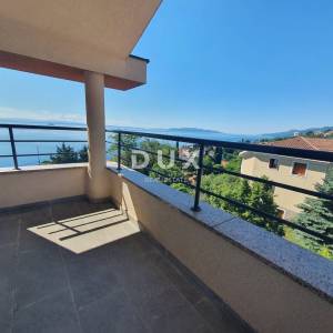 OPATIJA, CENTAR -  stan s garažom u finoj gradnji s prekrasnim pogledom na cijeli Kvarnerski zaljev
