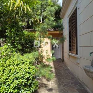 OPATIJA, CENTAR - Stan u austrougarskoj vili, 150 m od mora, 63m2
