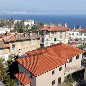 OPATIJA, LOVRAN - etaža u novogradnji samo 250 metara od mora s pogledom na more, TOP prilika u stilu nove vile