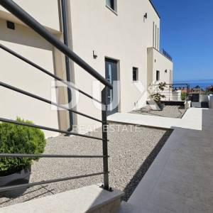 OPATIJA, LOVRAN - Luksuzna vila s 2 stambene jedinice i bazenom, 300m od mora