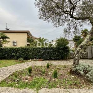 OPATIJA, LOVRAN - Samostojeća kuća 50 m od centra, 150 m od mora