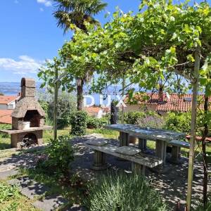 OPATIJA, LOVRAN - stan s okućnicom i pogledom na more
