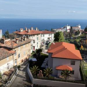 OPATIJA, LOVRAN - stan u novogradnji s vlastitim vrtom samo 250 metara od mora, TOP prilika