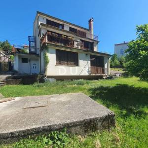 OPATIJA, MATULJI - Kuća s 4 stana i puno potencijala okružena obiteljskim kućamama i zelenilom