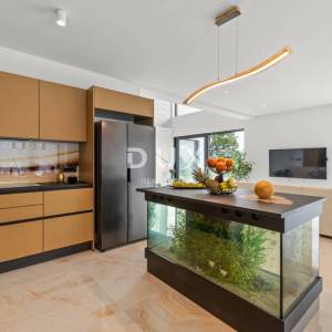 OPATIJA, MATULJI – Luksuzna villa s infinity bazenom, saunom i panoramskim pogledom na more
