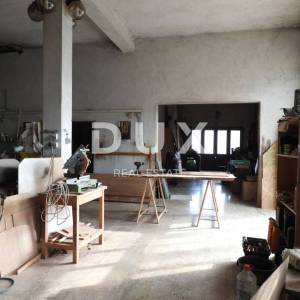 OPATIJA, MATULJI- samostojeća kuća 420m2 + pomoćna zgrada 181m2 + okućnica 1700m2