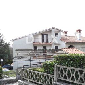 OPATIJA, MATULJI- samostojeća kuća 420m2 + pomoćna zgrada 181m2 + okućnica 1700m2