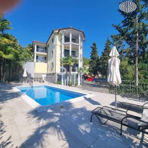 OPATIJA - namješten stan 87m2, DB+2S, 1.kat s pogledom more i bazenom za najam
