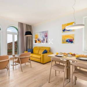OPATIJA- novouređen stan u villi 80m2, DB+3S, 2. kat s prekrasnim pogledom na more + parking 