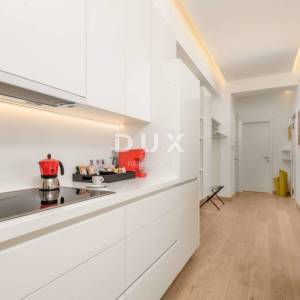 OPATIJA- novouređen stan u villi 80m2, DB+3S, 2. kat s prekrasnim pogledom na more + parking 