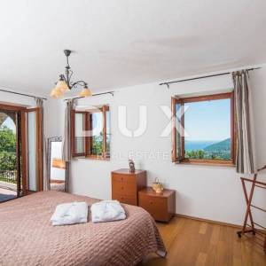 OPATIJA, VEPRINAC – šarmantna kuća u mirnom naselju s bazenom i panoramskim pogledom na Kvarnerski zaljev 