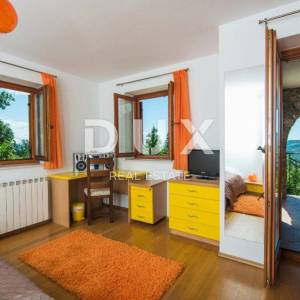 OPATIJA, VEPRINAC – šarmantna kuća u mirnom naselju s bazenom i panoramskim pogledom na Kvarnerski zaljev 