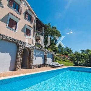 OPATIJA, VEPRINAC – šarmantna kuća u mirnom naselju s bazenom i panoramskim pogledom na Kvarnerski zaljev 