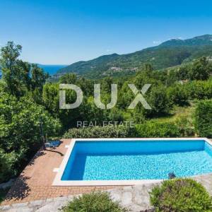 OPATIJA, VEPRINAC – šarmantna kuća u mirnom naselju s bazenom i panoramskim pogledom na Kvarnerski zaljev 