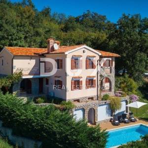 OPATIJA, VEPRINAC – šarmantna kuća u mirnom naselju s bazenom i panoramskim pogledom na Kvarnerski zaljev 