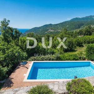OPATIJA, VEPRINAC – šarmantna kuća u mirnom naselju s bazenom i panoramskim pogledom na Kvarnerski zaljev 