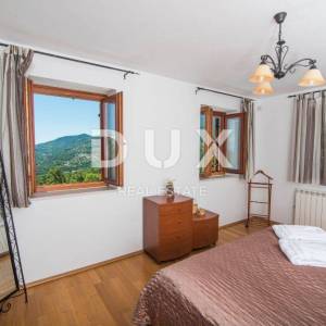 OPATIJA, VEPRINAC – šarmantna kuća u mirnom naselju s bazenom i panoramskim pogledom na Kvarnerski zaljev 