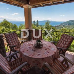 OPATIJA, VEPRINAC – šarmantna kuća u mirnom naselju s bazenom i panoramskim pogledom na Kvarnerski zaljev 