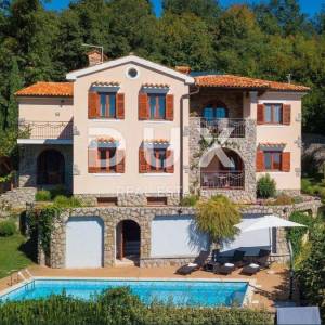 OPATIJA, VEPRINAC – šarmantna kuća u mirnom naselju s bazenom i panoramskim pogledom na Kvarnerski zaljev 
