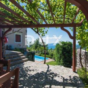OPATIJA, VEPRINAC – šarmantna kuća u mirnom naselju s bazenom i panoramskim pogledom na Kvarnerski zaljev 