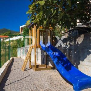 OPATIJA, VEPRINAC – šarmantna kuća u mirnom naselju s bazenom i panoramskim pogledom na Kvarnerski zaljev 