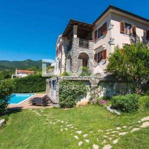 OPATIJA, VEPRINAC – šarmantna kuća u mirnom naselju s bazenom i panoramskim pogledom na Kvarnerski zaljev 