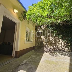 Opatija - Volosko, kuća + pom. objekt, okućnica - veliki potencijal!