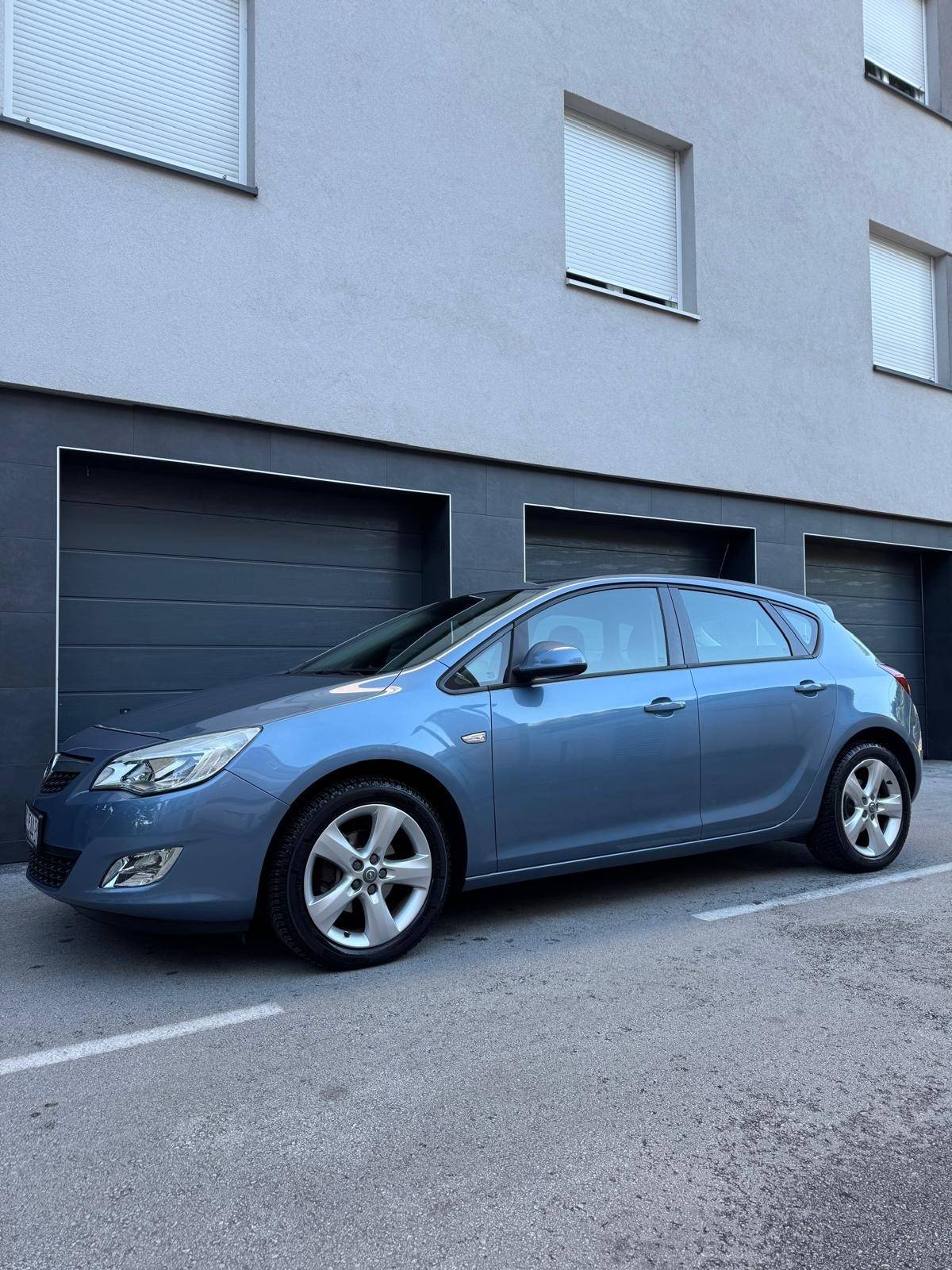 OPEL ASTRA //67tkm//prvi vlasnik//HR auto//dvozonska klima//odličan//