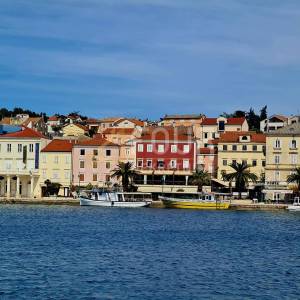 Otok Cres, grad Cres, 152m2 - prostor ugostiteljske namjene
