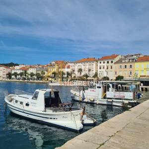 Otok Cres, grad Cres, kuća - restoran + apartmani + stan