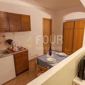 Otok Cres, grad Cres, kuća - restoran + apartmani + stan