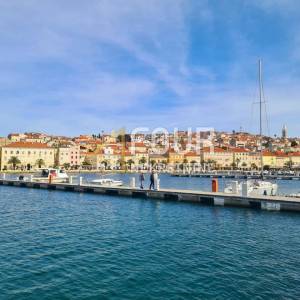 Otok Cres, grad Cres, kuća - restoran + apartmani + stan