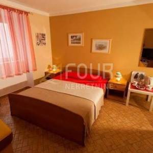 Otok Cres, grad Cres, kuća - restoran + apartmani + stan