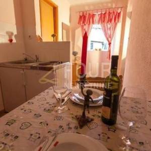 Otok Cres, grad Cres, kuća - restoran + apartmani + stan