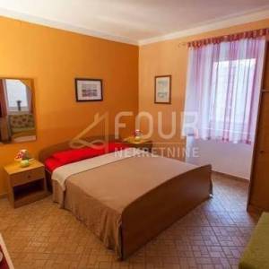 Otok Cres, grad Cres, kuća - restoran + apartmani + stan