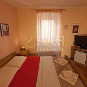 Otok Cres, grad Cres, kuća - restoran + apartmani + stan