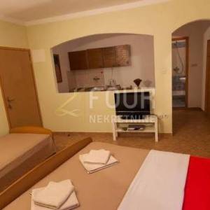 Otok Cres, grad Cres, kuća - restoran + apartmani + stan