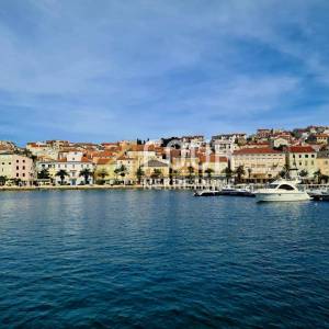 Otok Cres, grad Cres, kuća - restoran + apartmani + stan