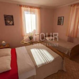 Otok Cres, grad Cres, kuća - restoran + apartmani + stan