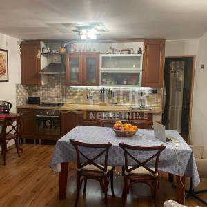 Otok Cres, grad Cres, kuća - restoran + apartmani + stan