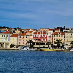 Otok Cres, grad Cres, kuća - restoran + apartmani + stan