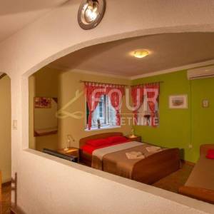 Otok Cres, grad Cres, kuća - restoran + apartmani + stan
