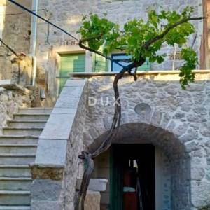 OTOK IŽ, VELI IŽ – Autentična renovirana kamena kuća u staroj jezgri, 70m od mora