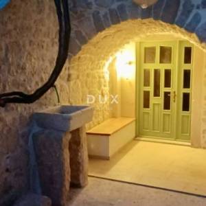 OTOK IŽ, VELI IŽ – Autentična renovirana kamena kuća u staroj jezgri, 70m od mora