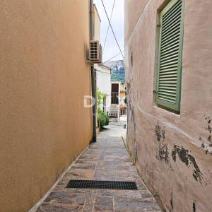 OTOK KRK, BAŠKA - Kuća u centru 40m od rive s terasom s pogledom na more!