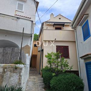 OTOK KRK, BAŠKA - Kuća u centru 40m od rive s terasom s pogledom na more!