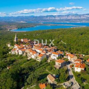 OTOK KRK, DOBRINJ - Veliko zemljište s započetom gradnjom